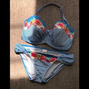 Cute floral bikini 🔥